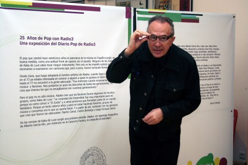 Jesús Ordovás con uno de los paneles explicativos de la muestra Jesús Ordovás con uno de los paneles explicativos de la muestra