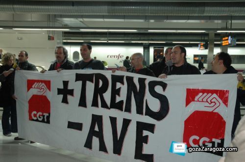 Manifestantes en la estación de Sans contra la nueva línea del AVE Manifestantes en la estación de Sans contra la nueva línea del AVE