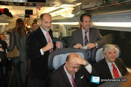 El presidente de RENFE, José Salgueiro(sentado junto a ventanilla), y el presidente de ADIF, Antonio González (de pie a la derecha) El presidente de RENFE, José Salgueiro(sentado junto a ventanilla), y el presidente de ADIF, Antonio González (de pie a la derecha)
