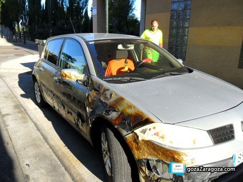 Coche quemado en la calle de La Aljafería