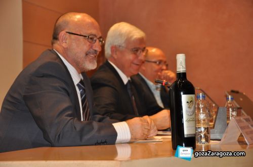 De izquierda a derecha: José Luis Mainar, presidente de la Denominación de Origen Cariñena; Gonzalo Arguilé, consejero de Agricultura y Alimentación del Gobierno de Aragón, y José Luis Campos, director de Comunicación y Marketing de la Denominación de Ori De izquierda a derecha: José Luis Mainar, presidente de la Denominación de Origen Cariñena; Gonzalo Arguilé, consejero de Agricultura y Alimentación del Gobierno de Aragón, y José Luis Campos, director de Comunicación y Marketing de la Denominación de Ori