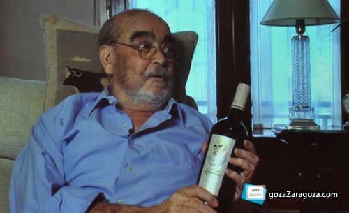 José Antonio Labordeta con la botella que lleva su nombre. José Antonio Labordeta con la botella que lleva su nombre.